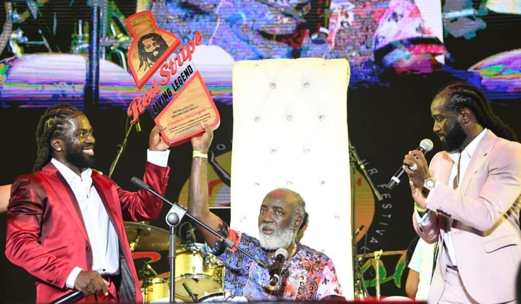 Freddie McGregor flanked by his sons Stephen and Daniel McGregor receives the Red Striple Living Legend Award (Photo: Karl McLarty)